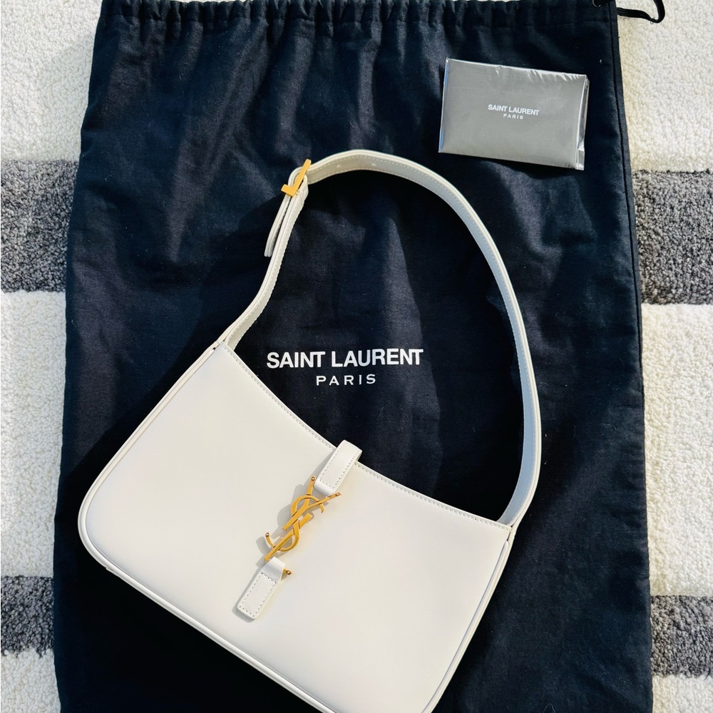 SAINT LAURENT 
Le 5 Á 7 Shoulder Bag